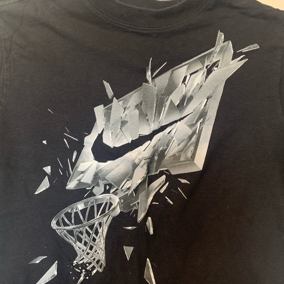 Nike BOYS black tee - Picture 2 of 5